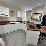 Strawberry Fields Suite By Sasco Apartments