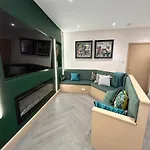 Strawberry Fields Suite By Sasco Apartments
