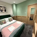 Strawberry Fields Suite By Sasco Apartments