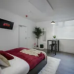 King Sized Luxury - Stylish Studio Flat