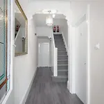 Barton Beachside - Comfort Onebedroom Apartment, Double & Sofabed - Central Beach & Promenade Location - Over 21\'S, Family Friendly Only, Id Required, Stairs Access, Free Parking