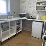 Renovated 4-Bed Home - Sleeps 9 - Parking - Spa