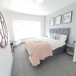 Only Family Groups - Pets Stay For Free - Sleeps 8 - Sofabed