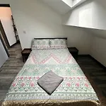 Town Center Willow Apartment - Sleeps Up To 10 - Dogs Welcome - 2 Minutes From Train Station
