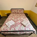 Town Center Willow Apartment - Sleeps Up To 10 - Dogs Welcome - 2 Minutes From Train Station