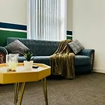 Bond Street Apartment, Sleeps 7