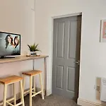 Cosy 1 Bedroom Apartment Next To Winter Gardens With Free On-Site Parking, Blackpool
