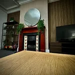 Sleeps10-Parking-Garden-Hottub-Petfriendly
