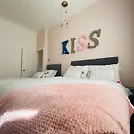 Blackpool - 4 Beds - Sleeps 10 - Pet Friendly