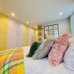 Blackpool - 4 Beds - Sleeps 10 - Pet Friendly