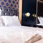 Hollywood Suite Sasco Apartments