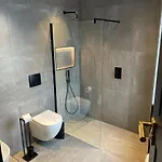 Modern Home Near Blackpool Attractions Sleeps 7