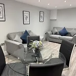 Edward Place Luxury Hot Tub Apartments