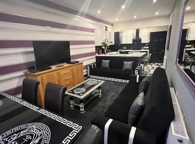 Boutique Blackpool 2 Bed Grey Apartment Sleeps 10