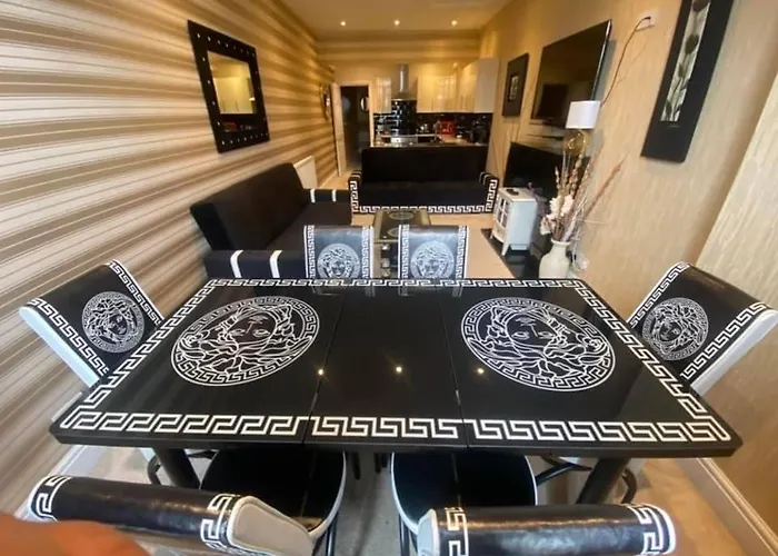 Boutique Blackpool 2 Bed Gold Apartment Sleeps 10