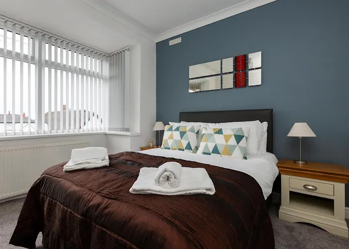 Hillside House - 2 Bedrooms Parking Wi-Fi Hospital