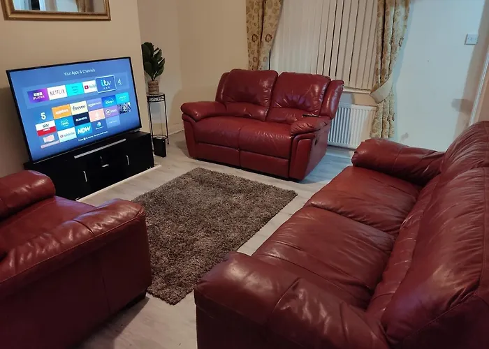 Cheerful 2-Bedroom Home With Off Street Parking