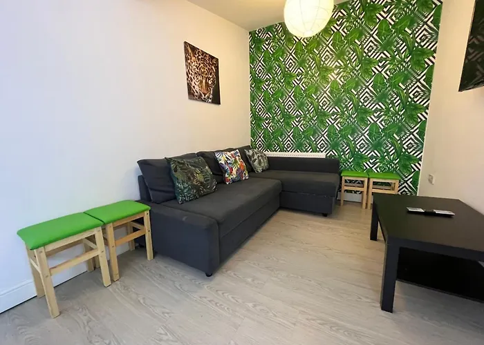 Tropical Apartment, 10 Min From Blackpool Tower, Outside Space, Sleeps 12