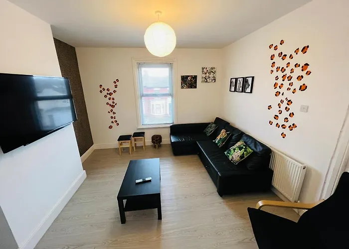Safari Apartment, Free Parking, 10Min Walk To Blackpool Tower, Sleeps 12