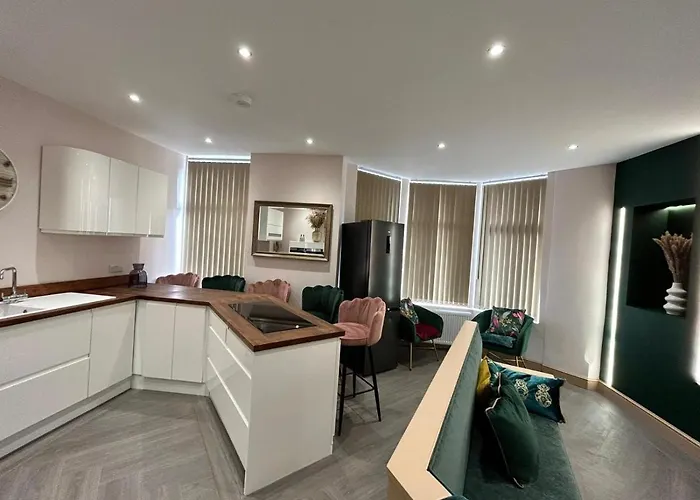 Strawberry Fields Suite By Sasco Apartments
