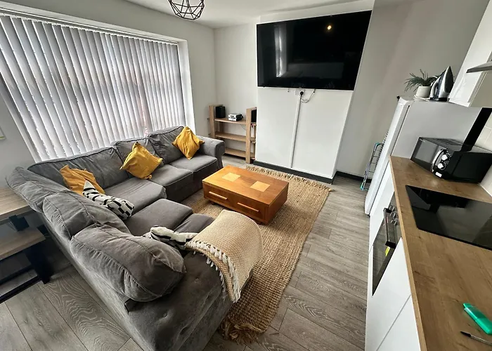 Town Center Willow Apartment - Sleeps Up To 10 - Dogs Welcome - 2 Minutes From Train Station
