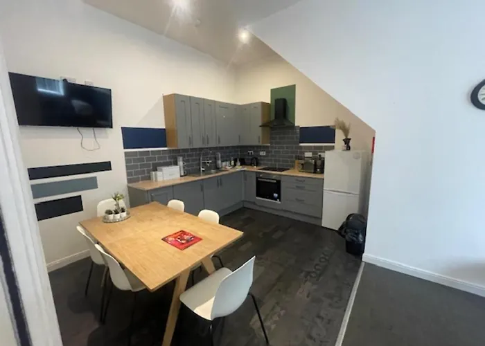 Bond Street Apartment, Sleeps 7