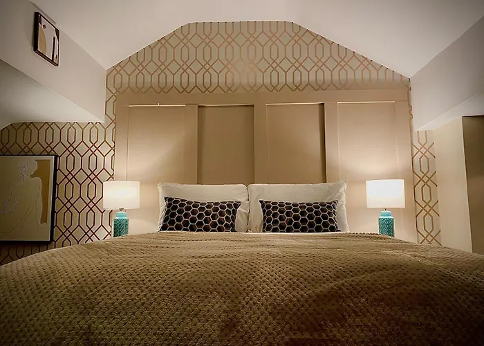 Sleeps10-Parking-Garden-Hottub-Petfriendly