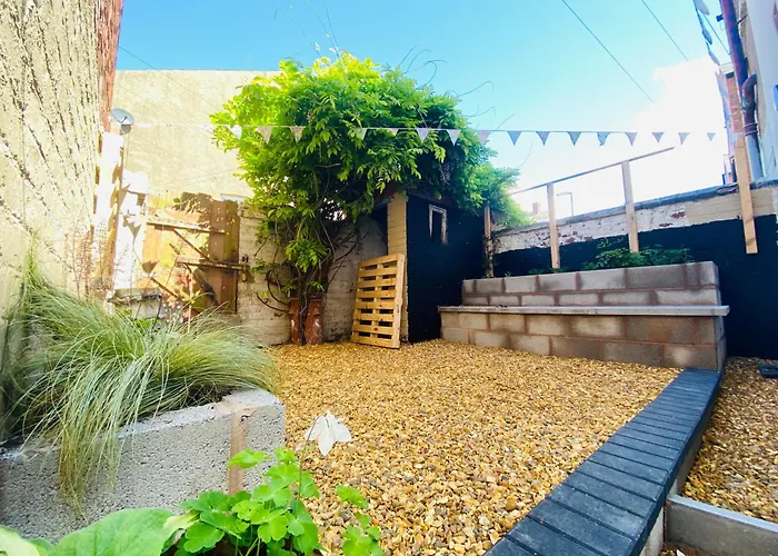 Blackpool - 4 Beds - Sleeps 10 - Pet Friendly