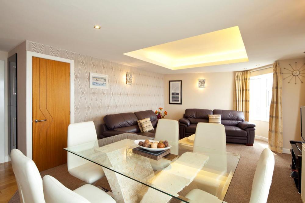 Queens Mansions: Queens Apartment