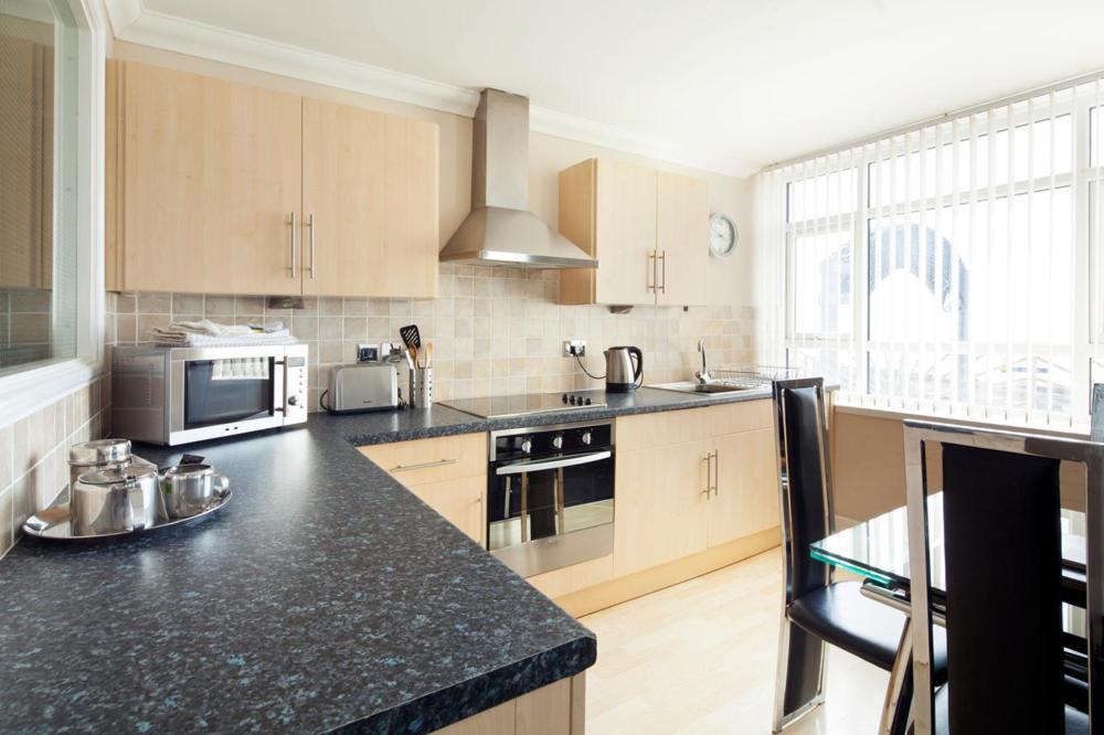 Queens Mansions: Ocean View Apartment