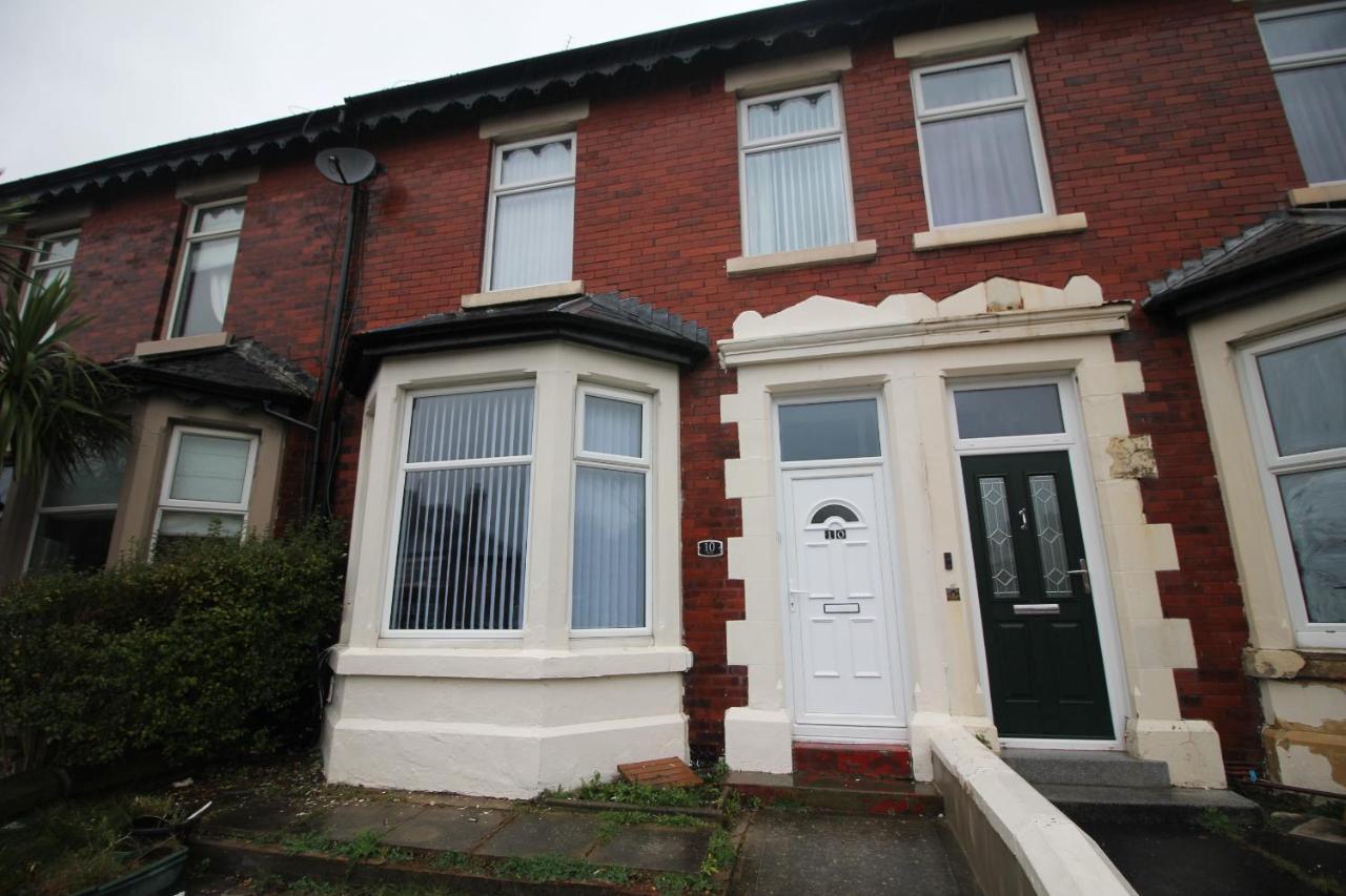 Bryan Choice - Close To Town Centre - Games - Large