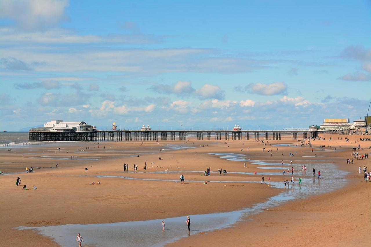 Egerton Choice - Town Centre - Modern And Spacious - Large Holiday home Blackpool