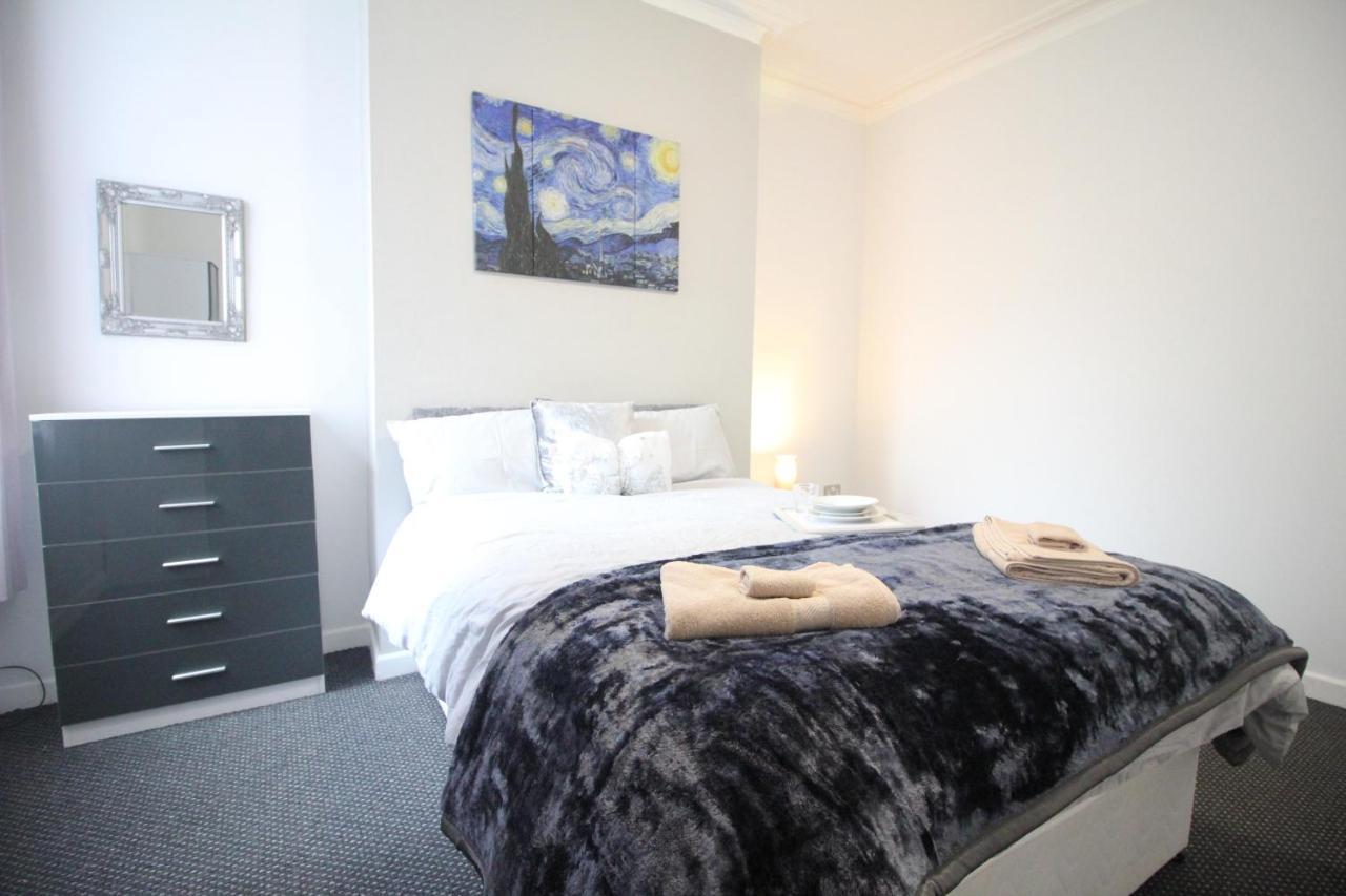 Egerton Choice - Town Centre - Modern And Spacious - Large Holiday home *