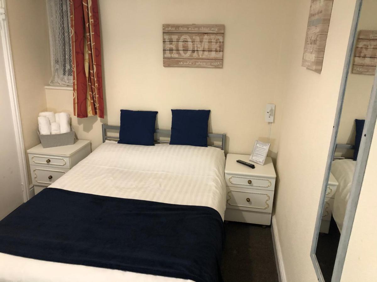 Guest house Victoria House - Self Catering Quiet - Adult Singles And Couples Only