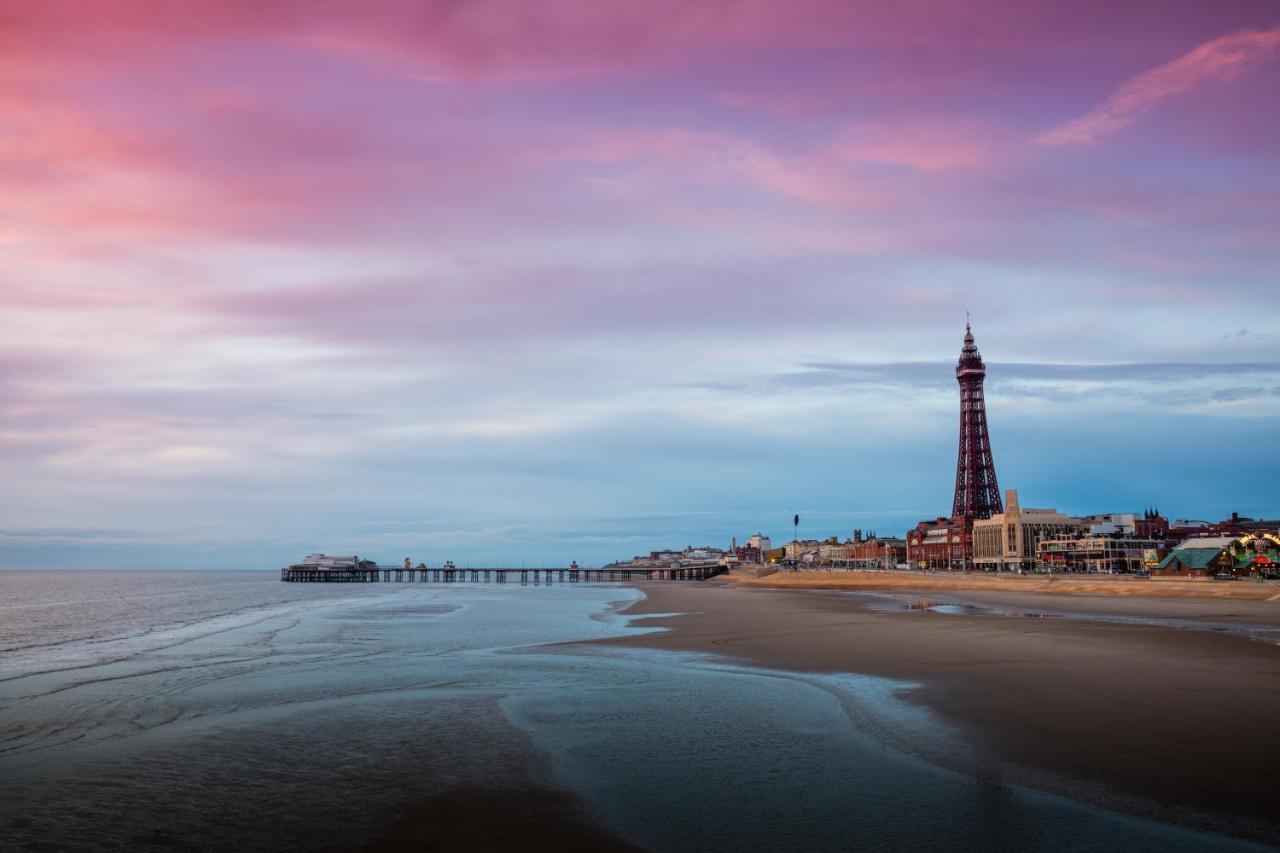 New Luxury 1 Free Parking Special Deals * Blackpool