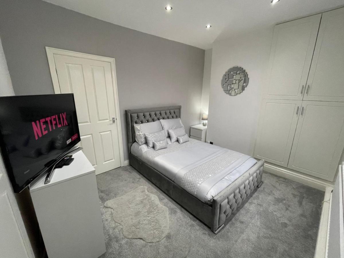 Ailsa House Free Parking Gym Equipment Holiday home Blackpool
