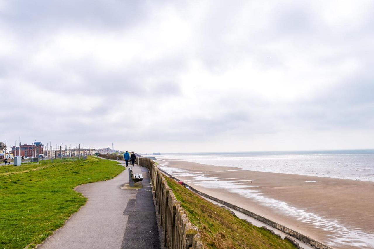 Only Family Groups - Pets For Free - Sleeps 8 - Sofabed * Blackpool