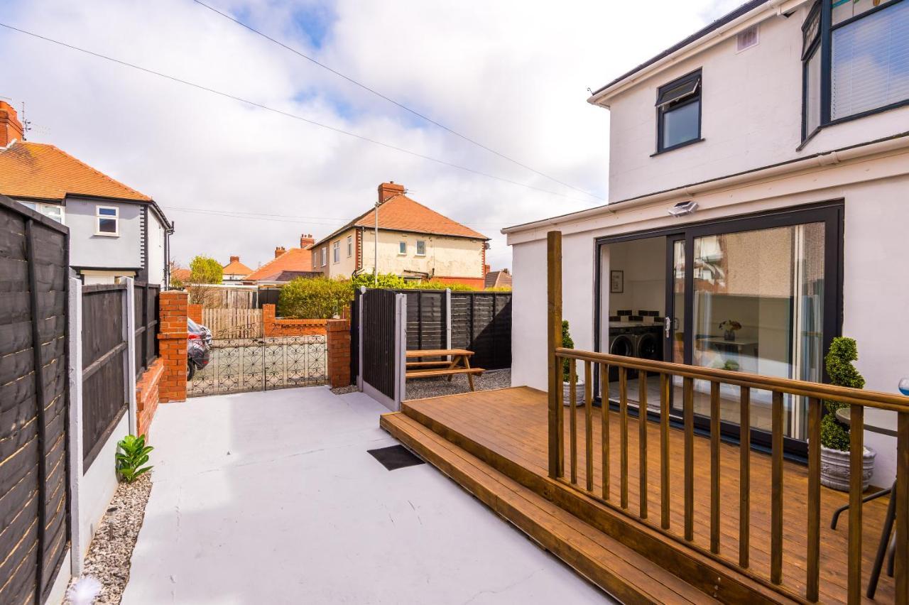 Only Family Groups - Pets For Free - Sleeps 8 - Sofabed Holiday home Blackpool