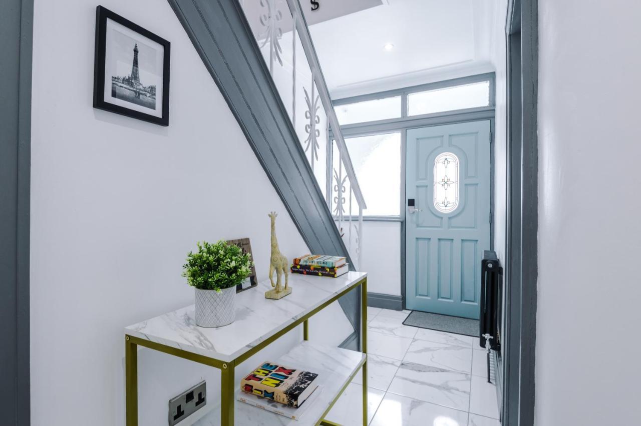 Holiday home Only Family Groups - Pets For Free - Sleeps 8 - Sofabed Blackpool