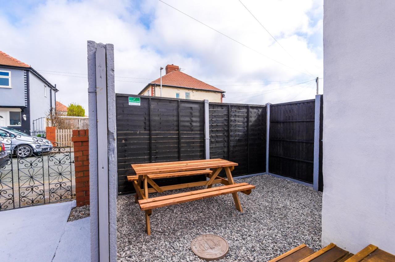 Holiday home Only Family Groups - Pets For Free - Sleeps 8 - Sofabed Blackpool