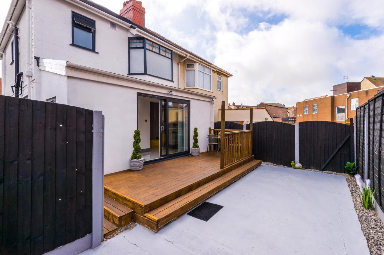 Only Family Groups - Pets For Free - Sleeps 8 - Sofabed * Blackpool