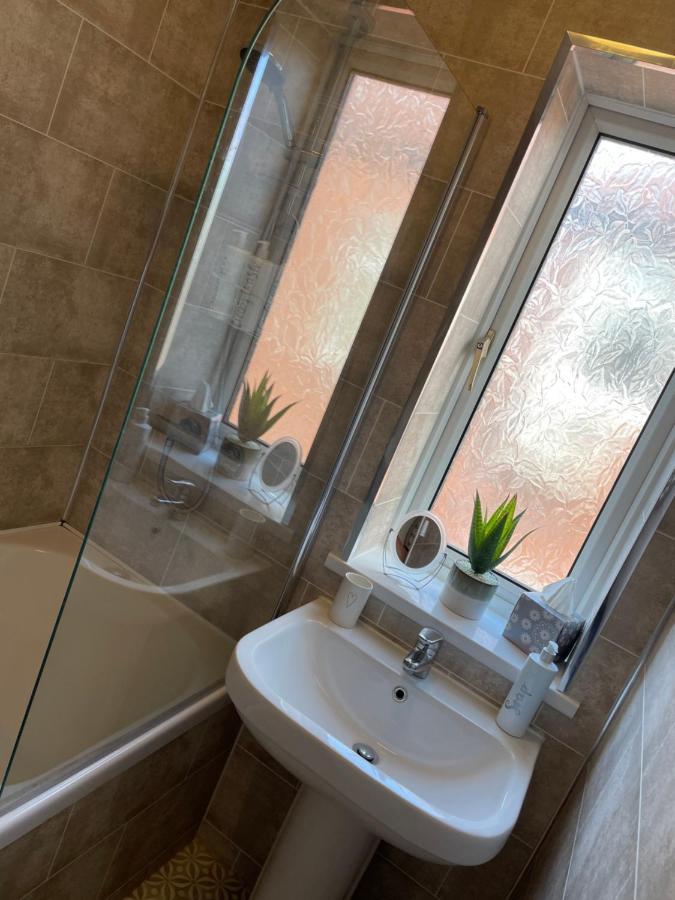 Spacious And Stunning 4 Bed House In Holiday home Blackpool