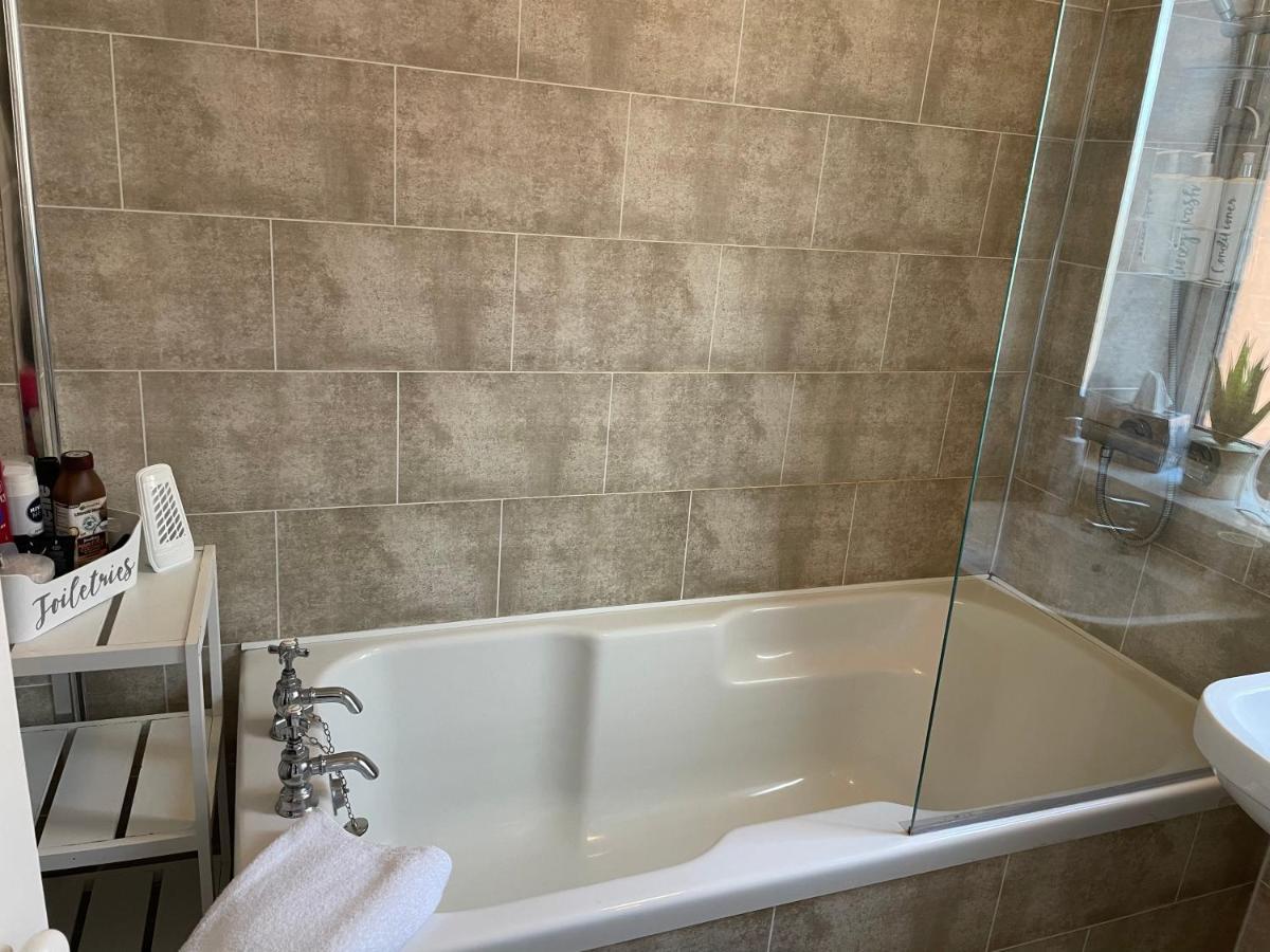 Spacious And Stunning 4 Bed House In *