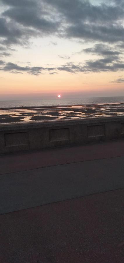 Sea-front Home-from-home Apartment Blackpool