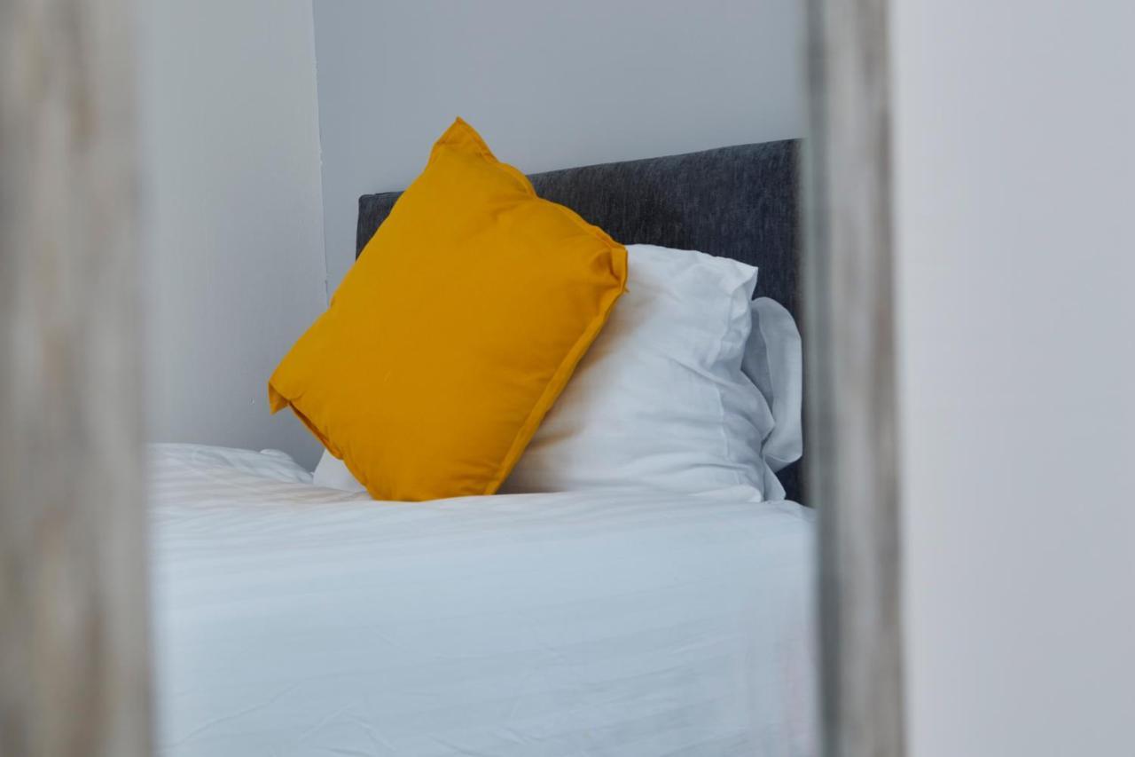 Apartment Stylish Gem - Great Location!