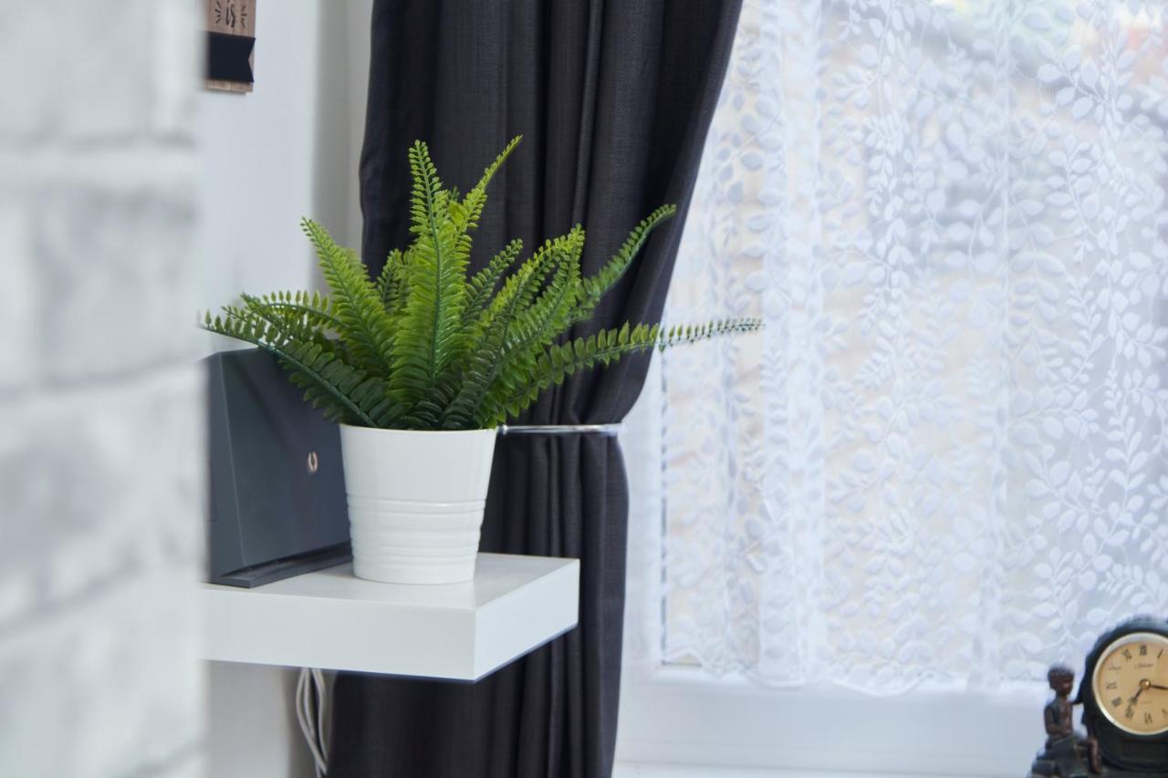 Apartment Stylish Gem - Great Location! *