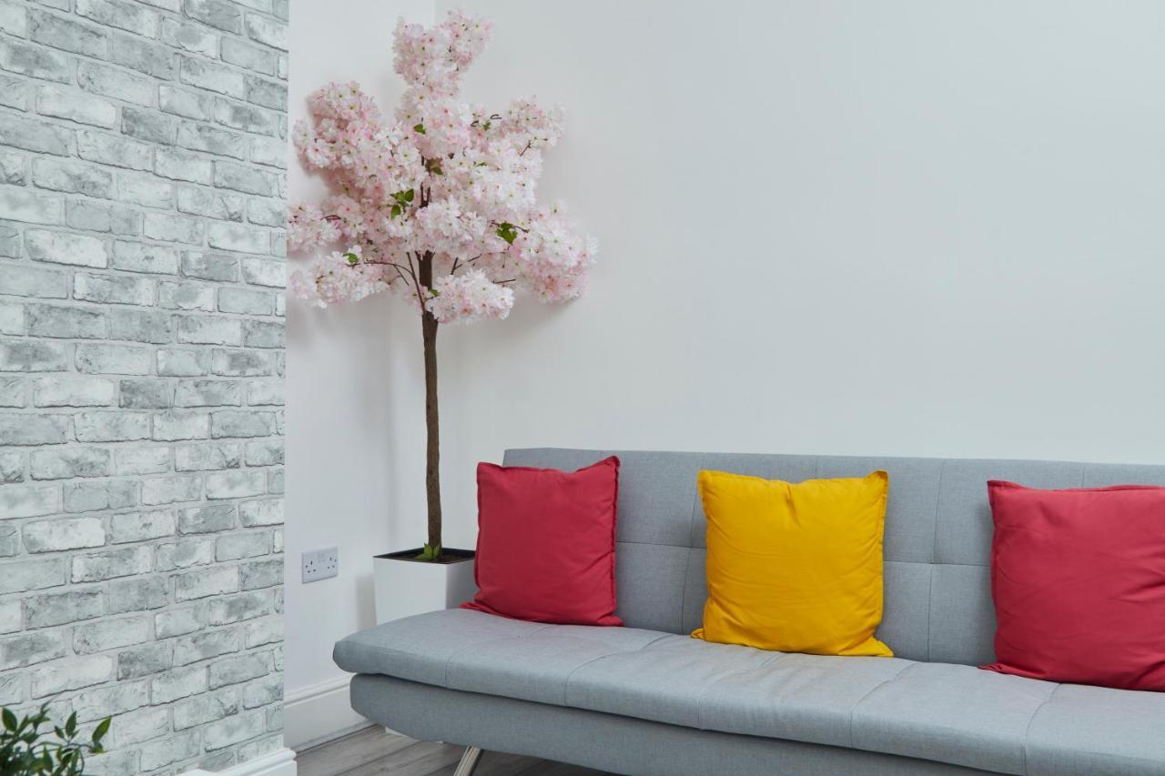 Apartment Stylish Gem - Great Location!