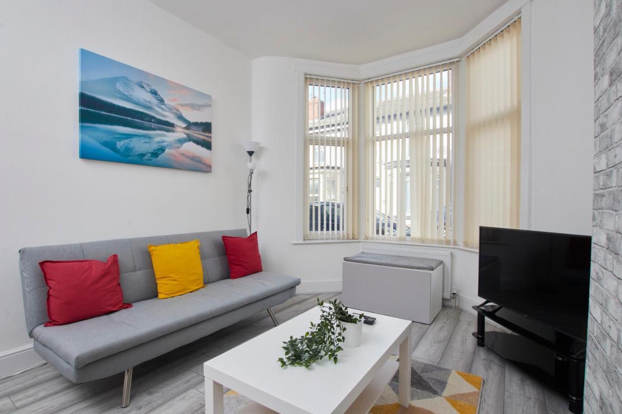 Apartment Stylish Gem - Great Location! *