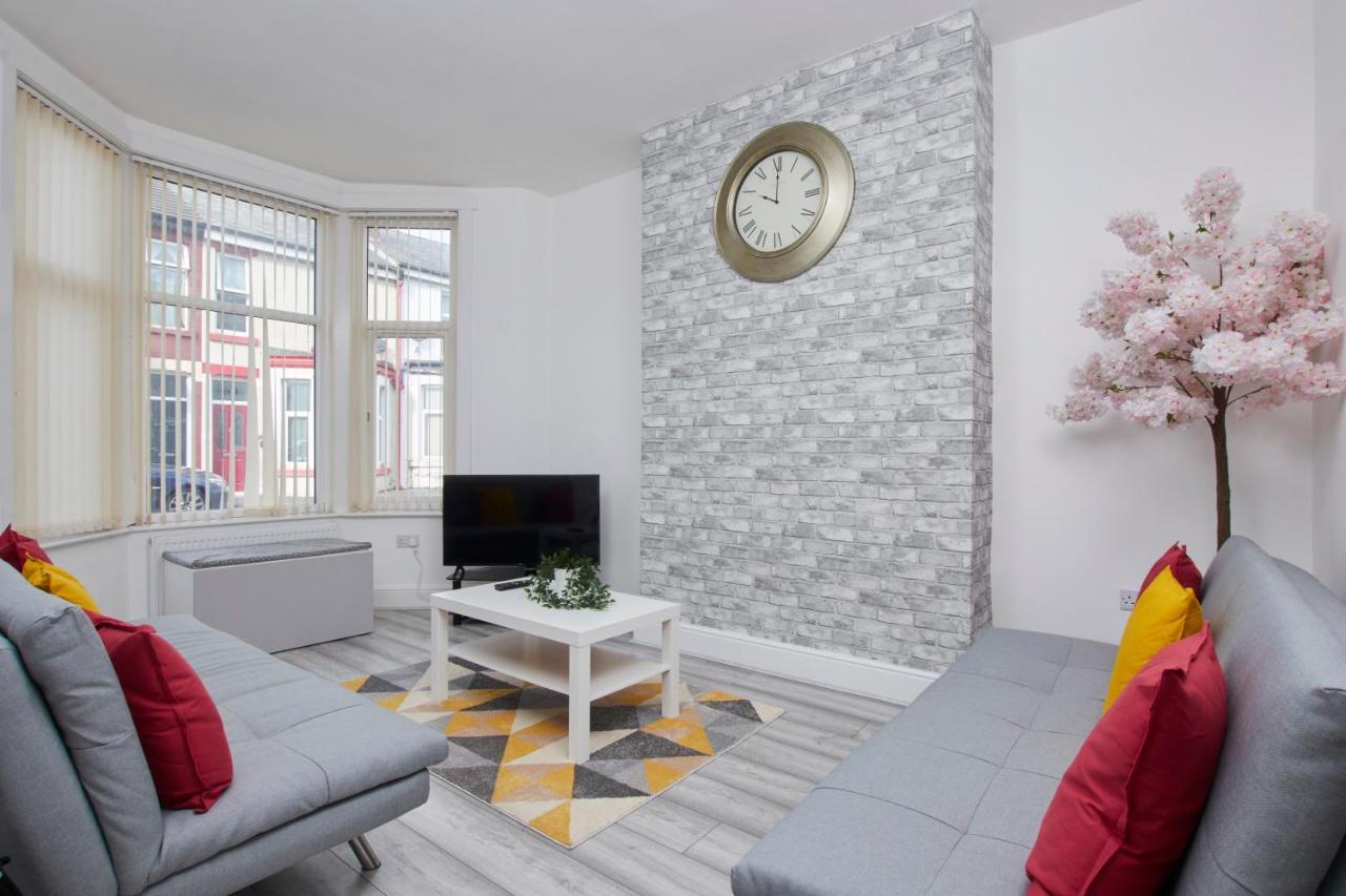 Apartment Stylish Gem - Great Location!