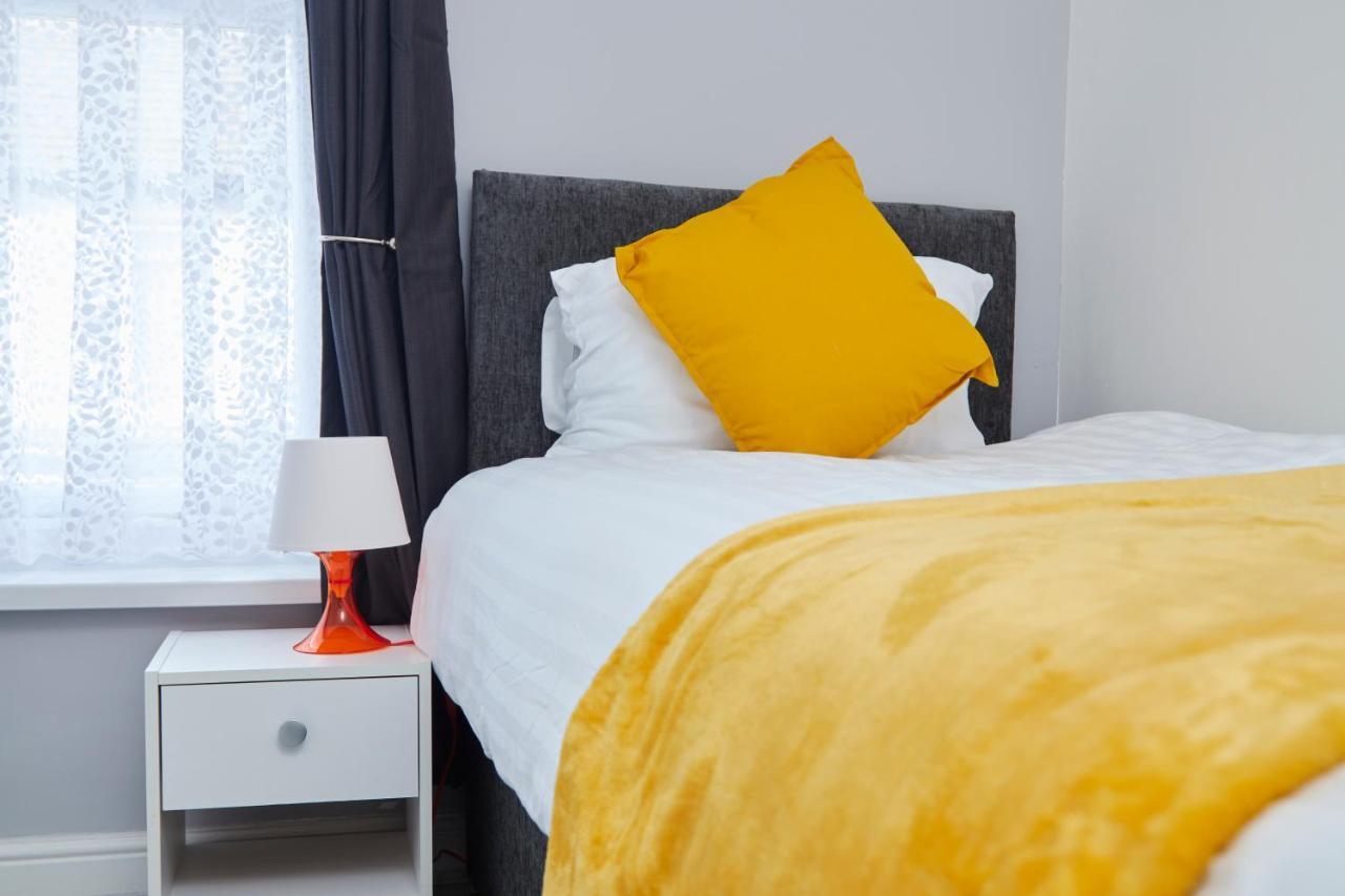 Apartment Stylish Gem - Great Location! *
